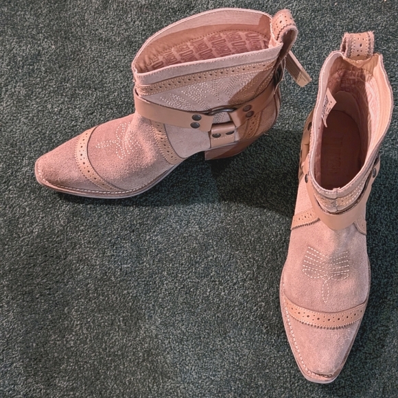 Dingo Harness Boots, Booties New 9 Tan Leather & Suede. NWT - Picture 2 of 7